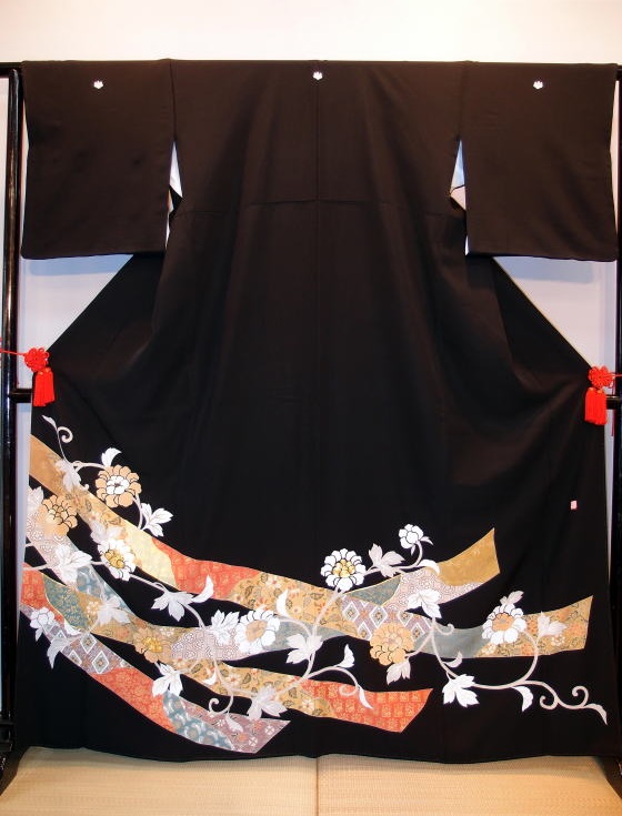 最高級手描黒留袖【tr-009】の格安レンタルを紹介しています。大阪市都島区･地下鉄都島駅から徒歩1分