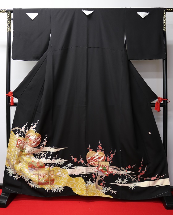 高級手描黒留袖【tr-023】の格安レンタルを紹介しています。大阪市都島区･地下鉄都島駅から徒歩1分