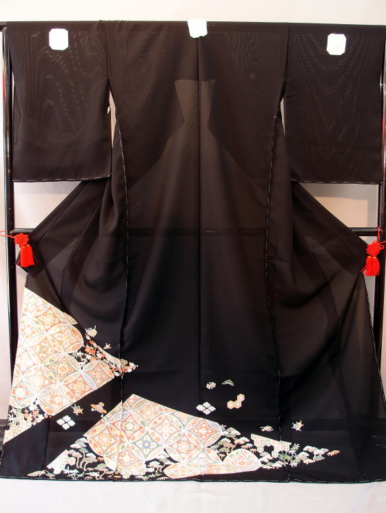 正絹絽（夏用）手描き黒留袖【rtr-104】の格安レンタルを紹介しています。大阪市都島区･地下鉄都島駅から徒歩1分