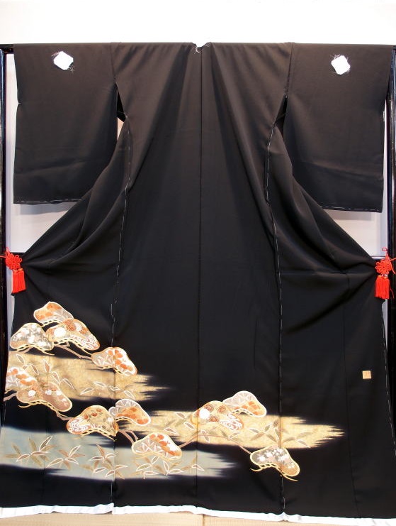 手描き黒留袖【tr-027】の格安レンタルを紹介しています。大阪市都島区･地下鉄都島駅から徒歩1分