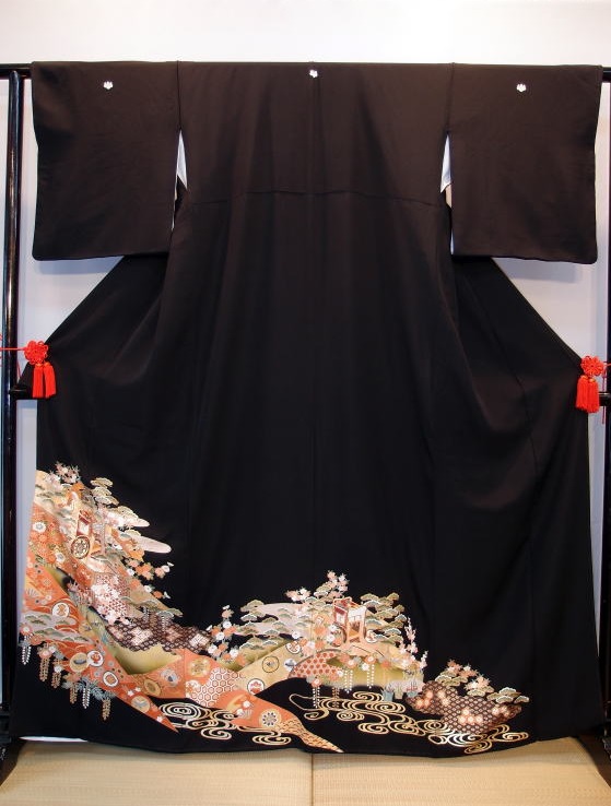 高級京友禅黒留袖【tr-011】の格安レンタルを紹介しています。大阪市都島区･地下鉄都島駅から徒歩1分